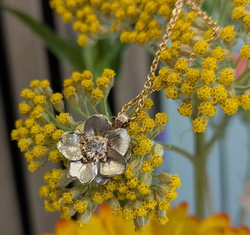 Gouden bloemenhanger