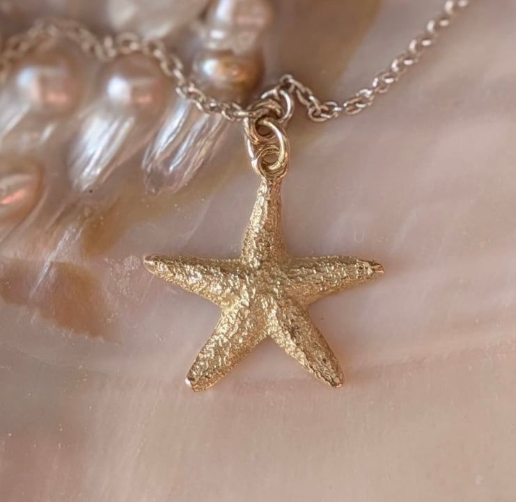 Zilveren collier met drie gouden zeesterren