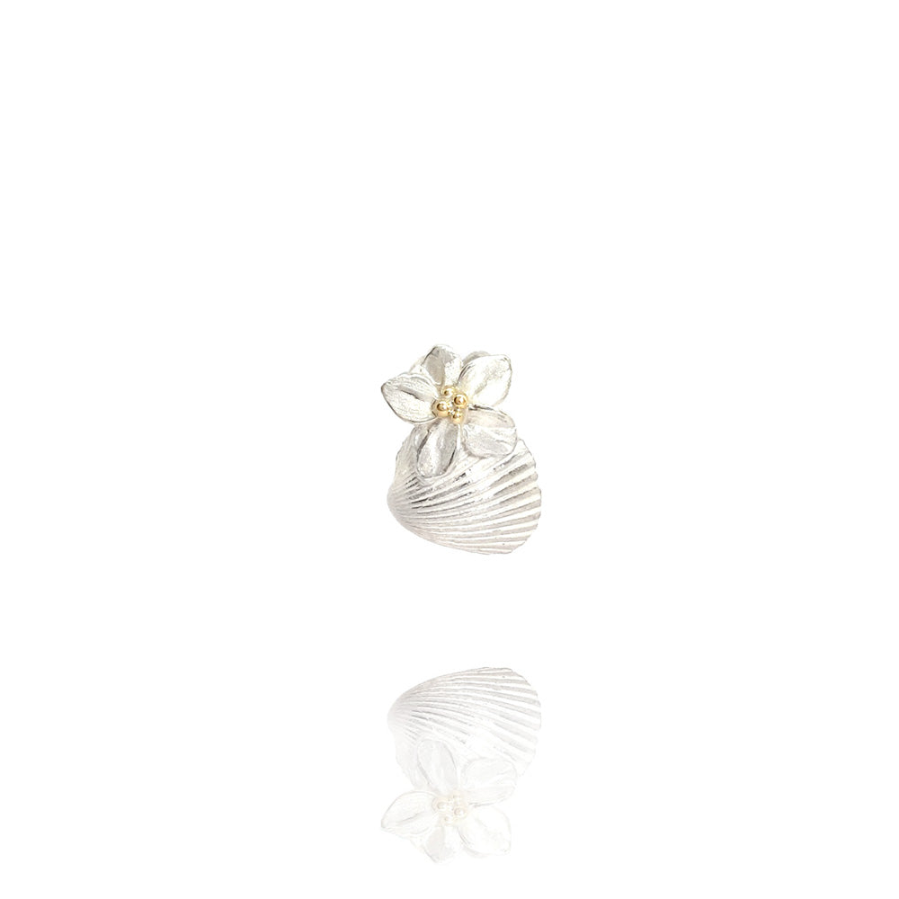 Pendant with shell and flower