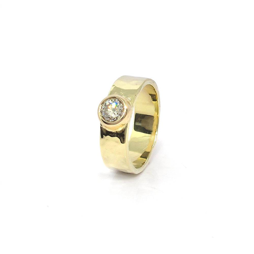 Brede gouden ring met diamant