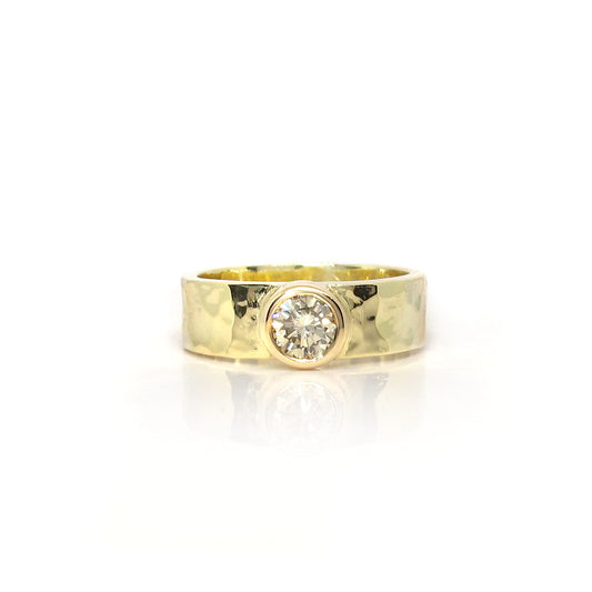Brede gouden ring met diamant