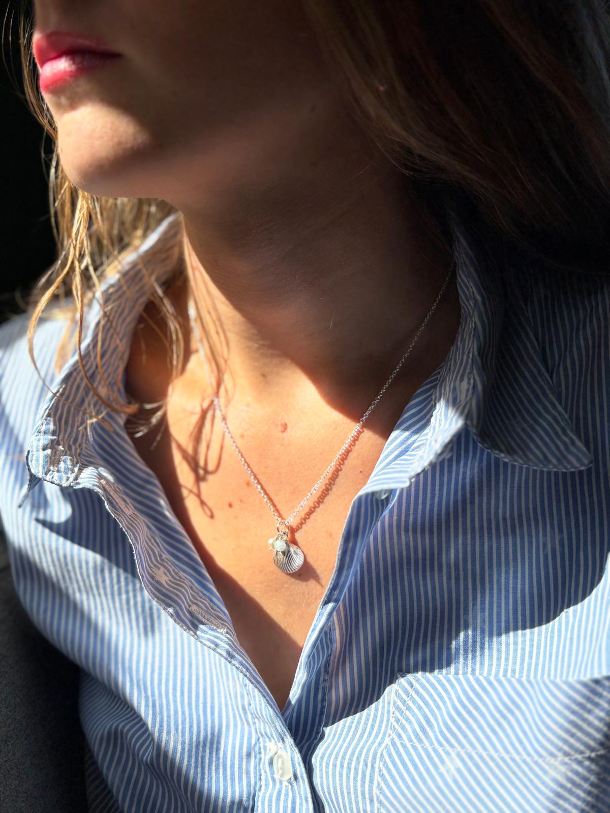Zilveren schelp medium met parel, inclusief collier