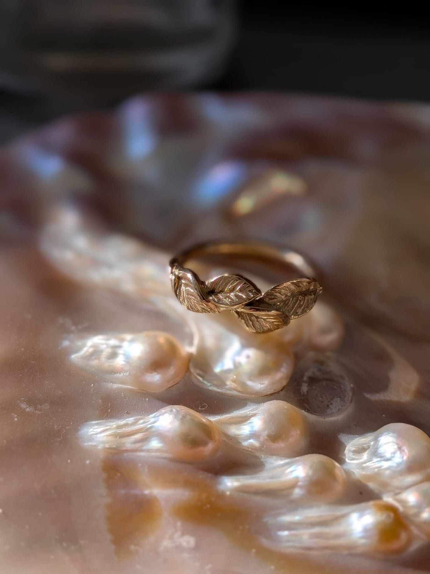 Gouden ring met blaadjes