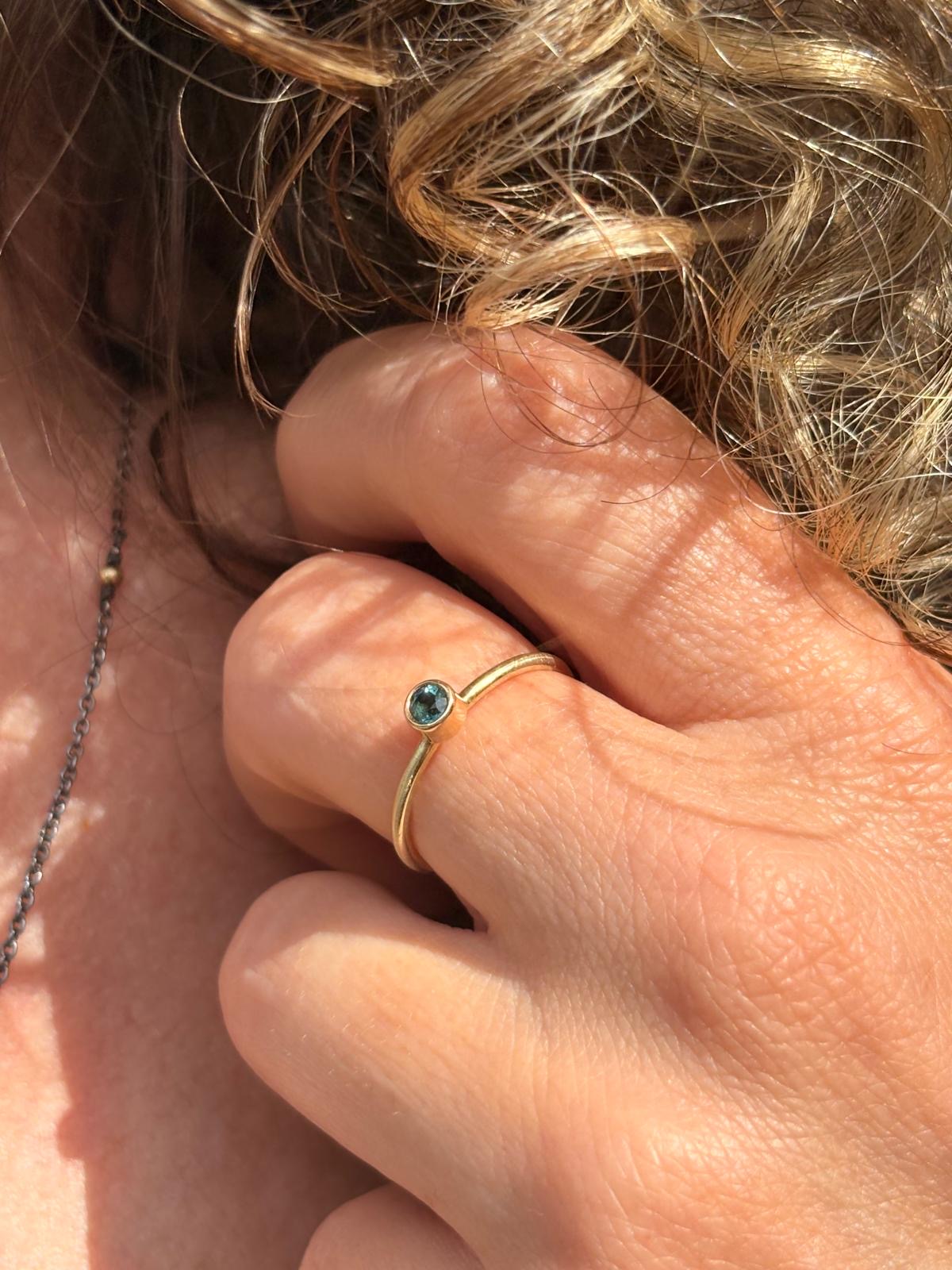 Fijne gouden ring met turqoise toermalijn