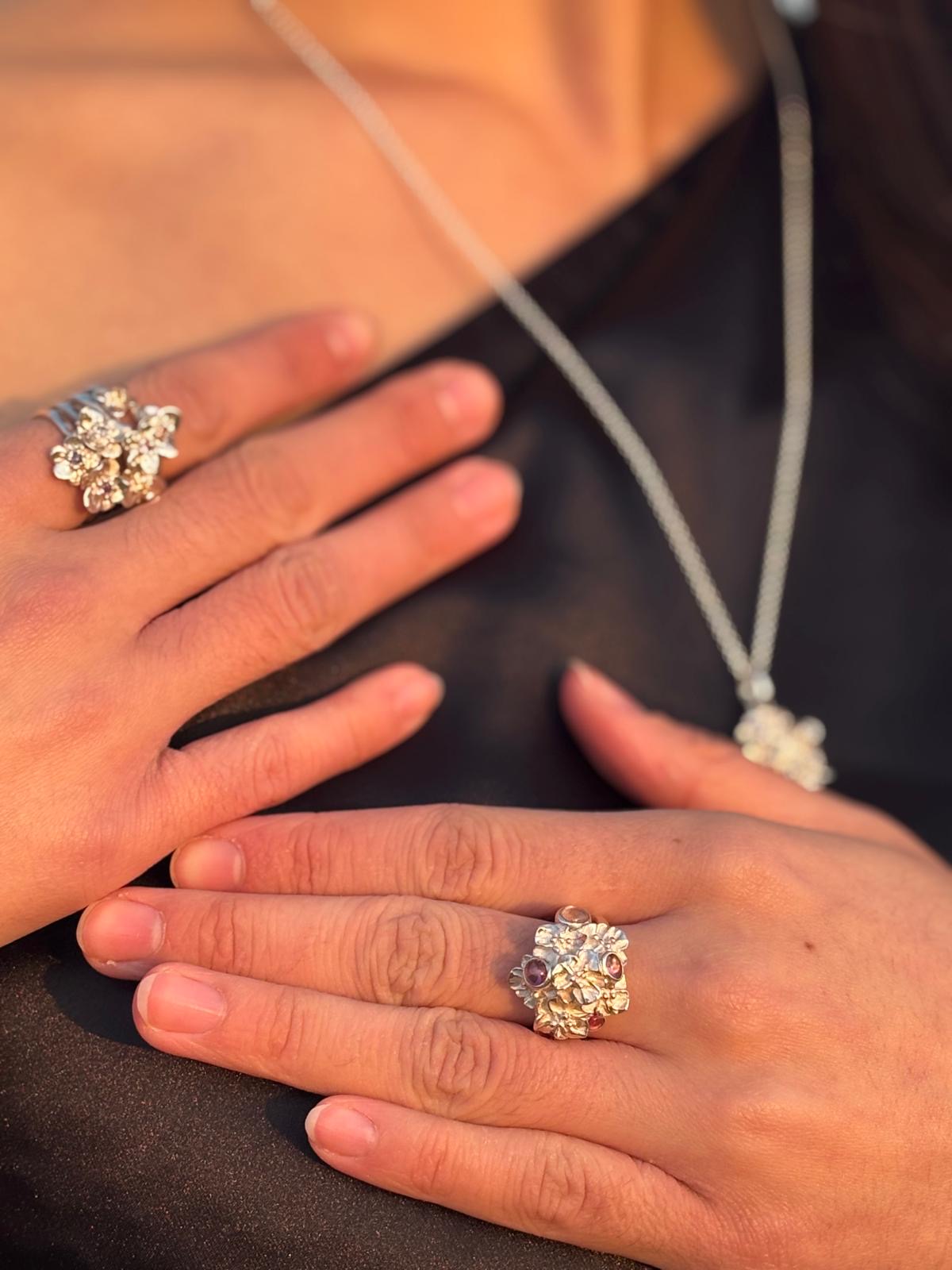 Auffälliger Silberring mit 7 Blumen