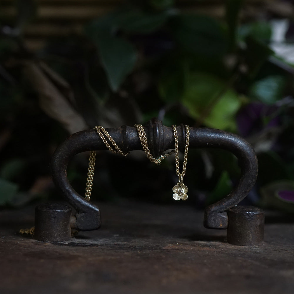 Goldene Blütenkette mit Diamant