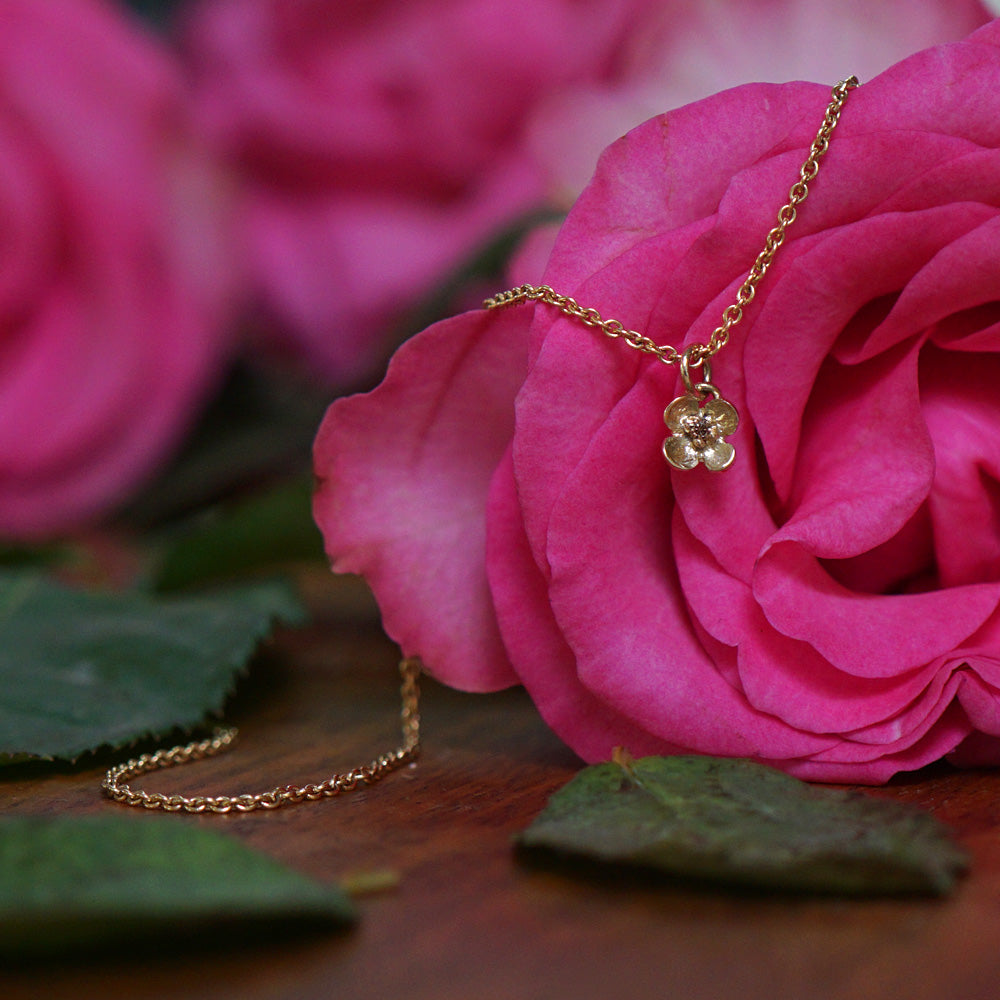 Goldene Blütenkette mit Diamant