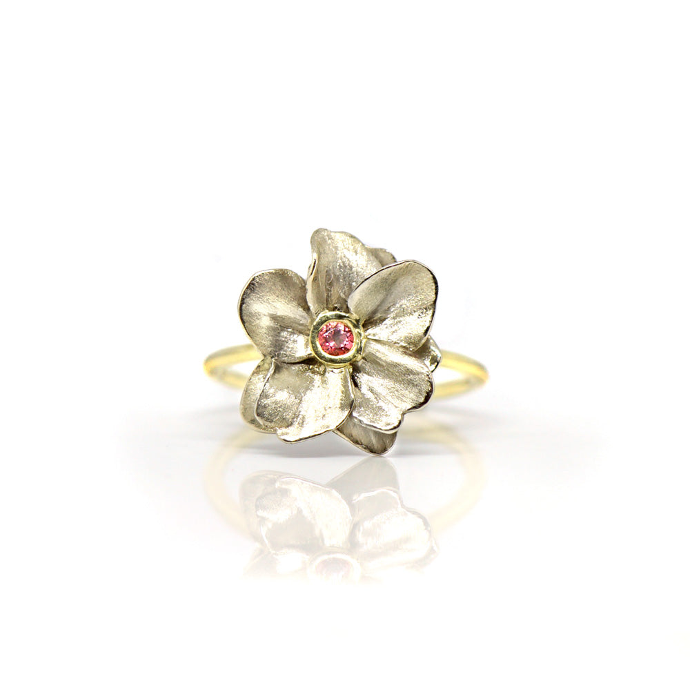 Gouden ring met grote witgouden bloem bezet met roze topaas