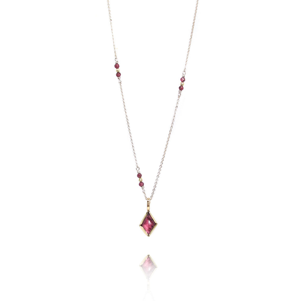 Hanger in gouden setting met roze granaat