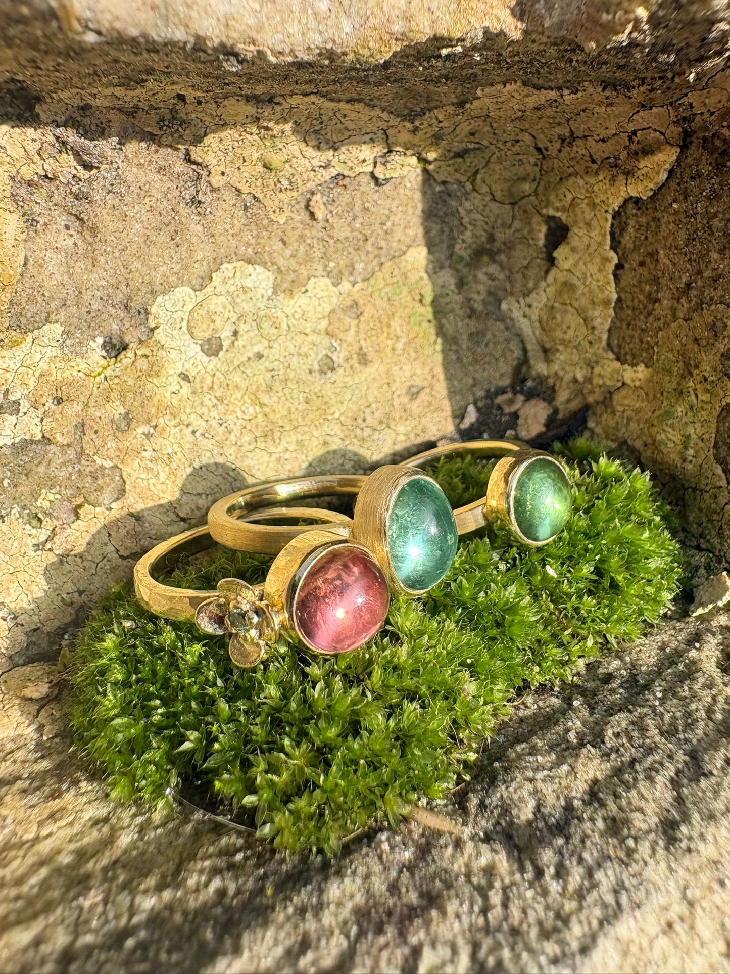 Gold ring with flower, diamond and pink tourmaline