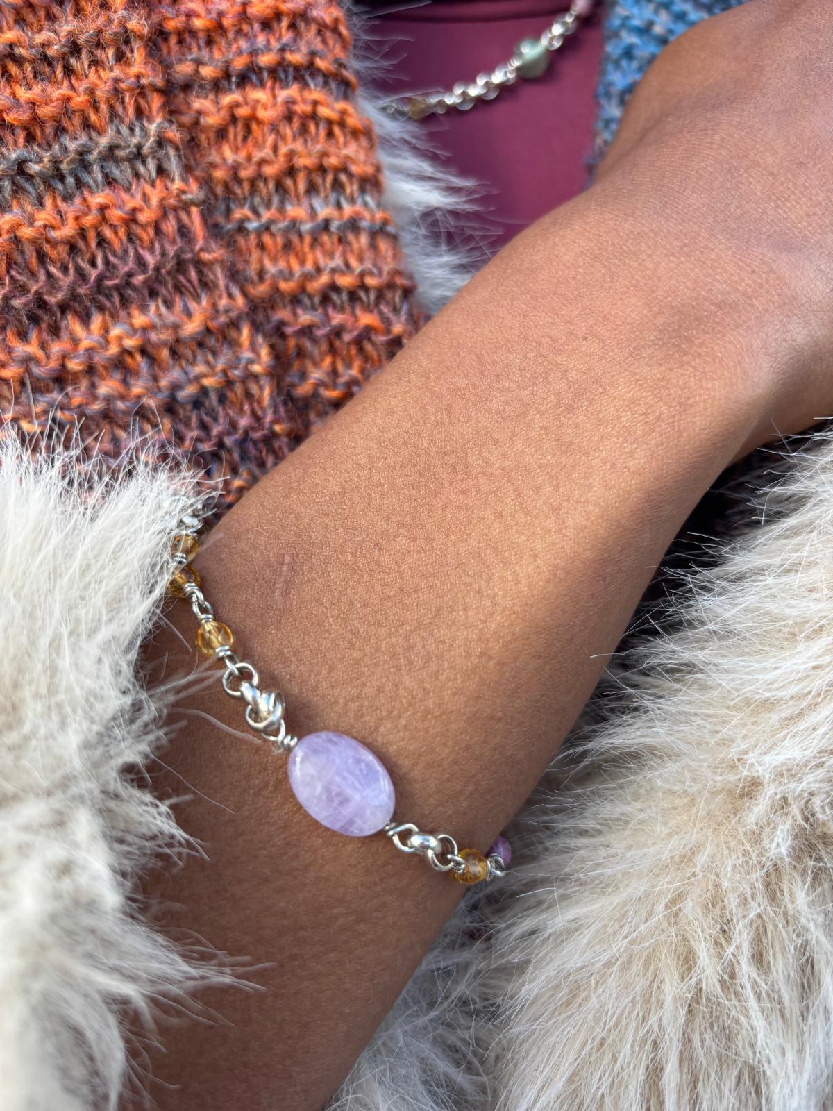 Silbernes Jasseron-Armband mit Edelsteinen