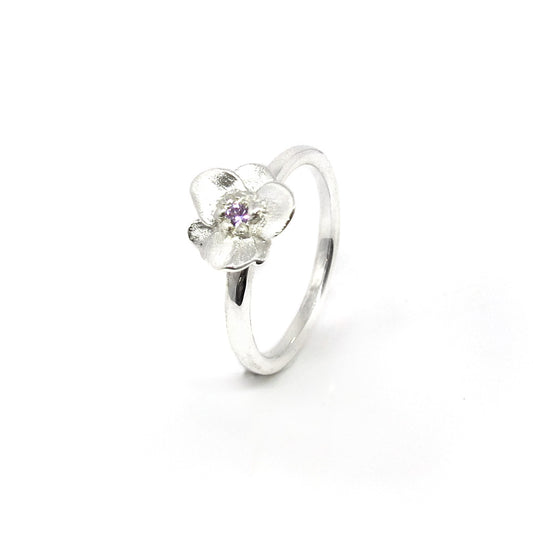 Zilveren bloemen ring met violette saffier