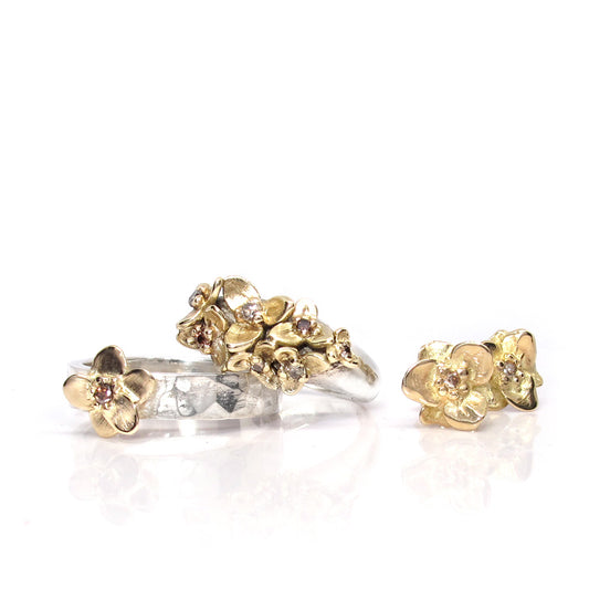 Gouden ring met bloemetjes en diamantjes