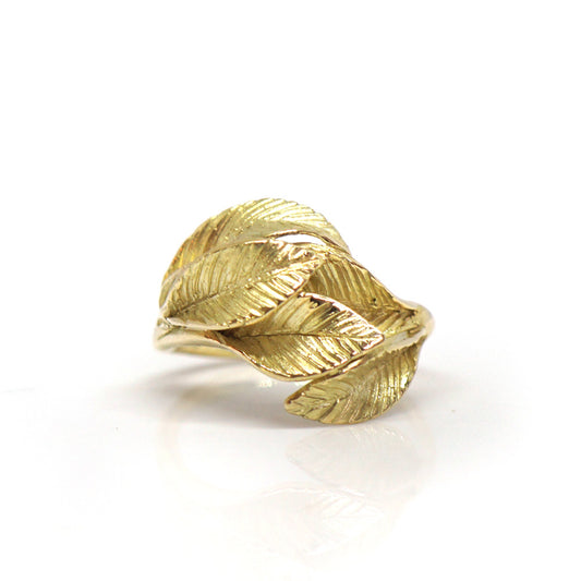 Gouden ring met bladeren