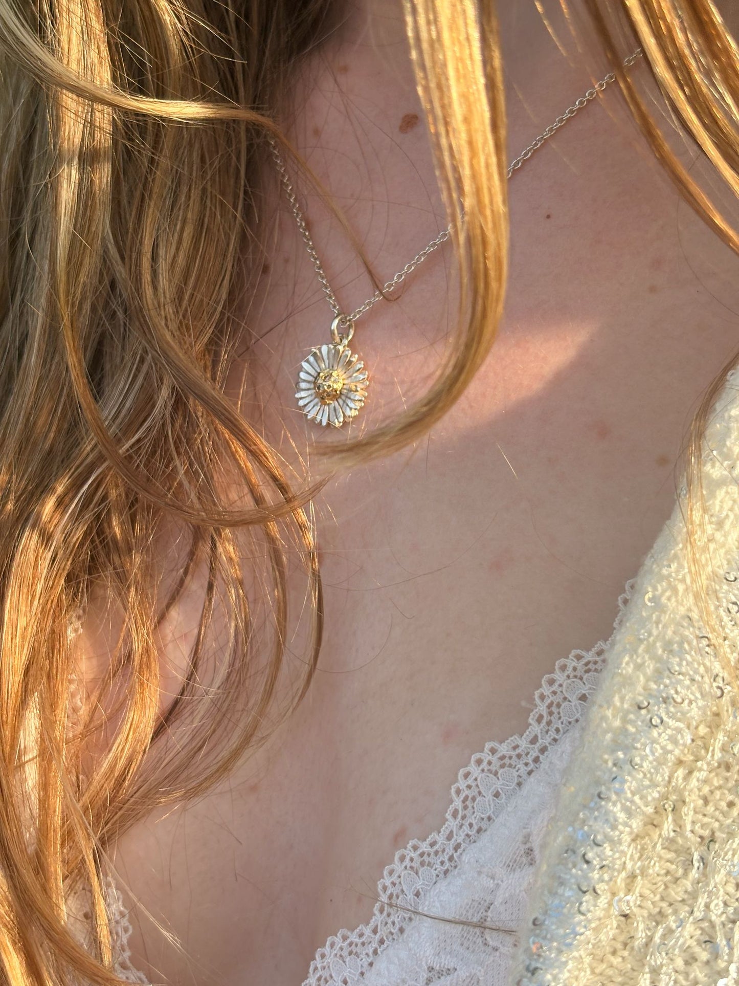 Daisy necklace made of silver and gold