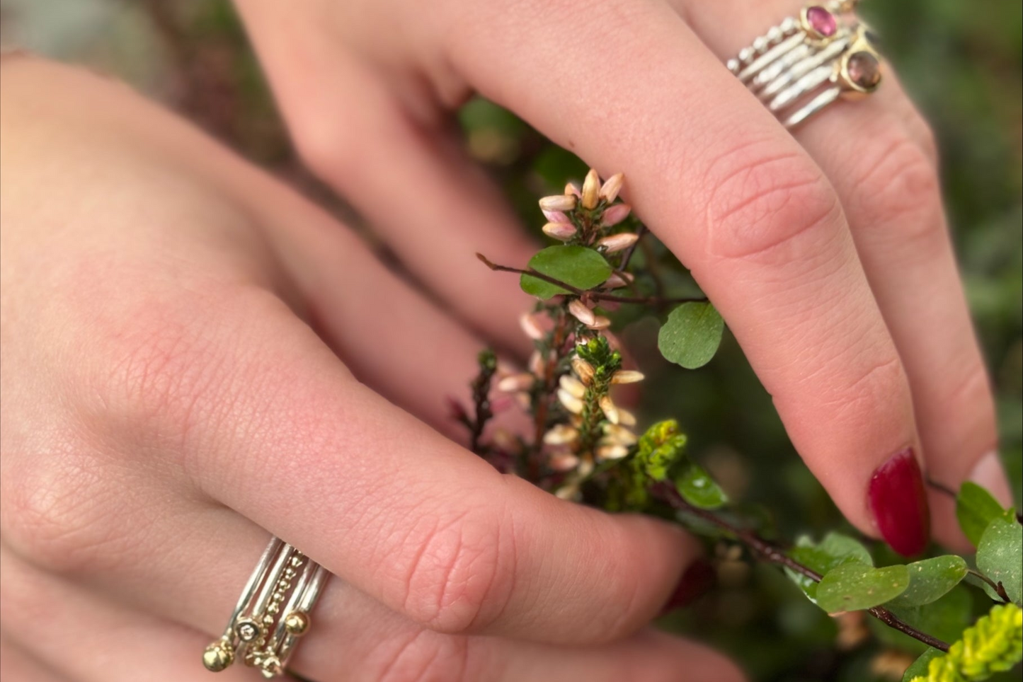 Zilveren ring met gouden bloemetje