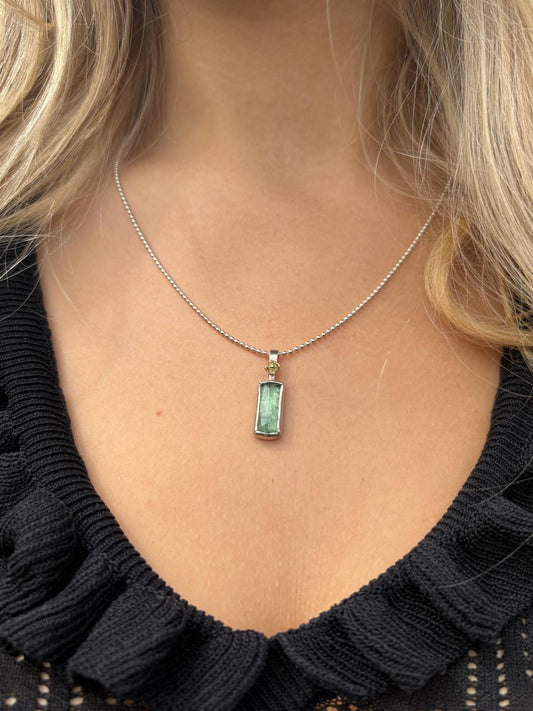 Verkocht: Zilveren hanger met groene toermalijn en gouden bloem