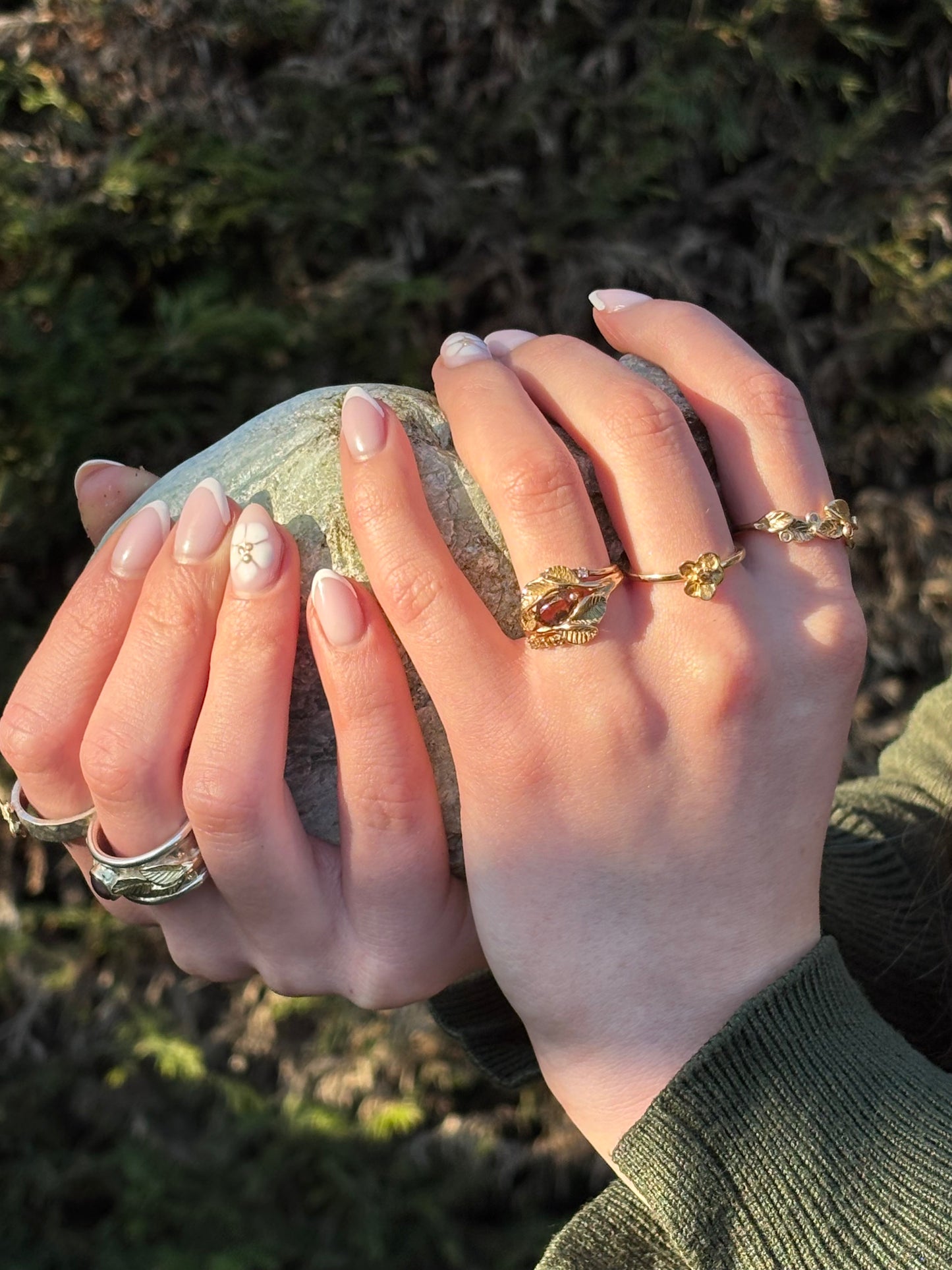 Feiner Goldring mit Blume und Diamant