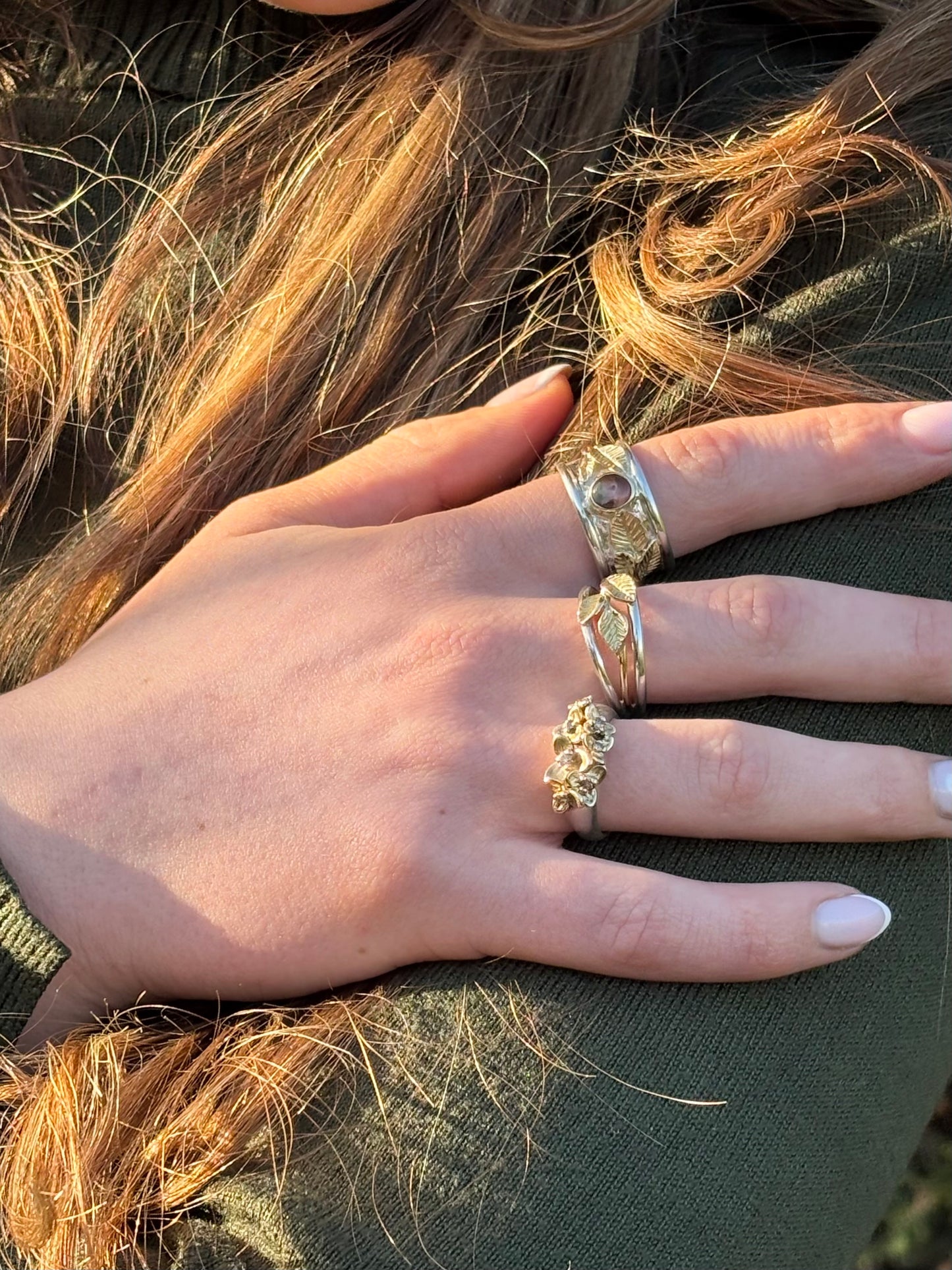Goldring mit Blumen und Diamanten