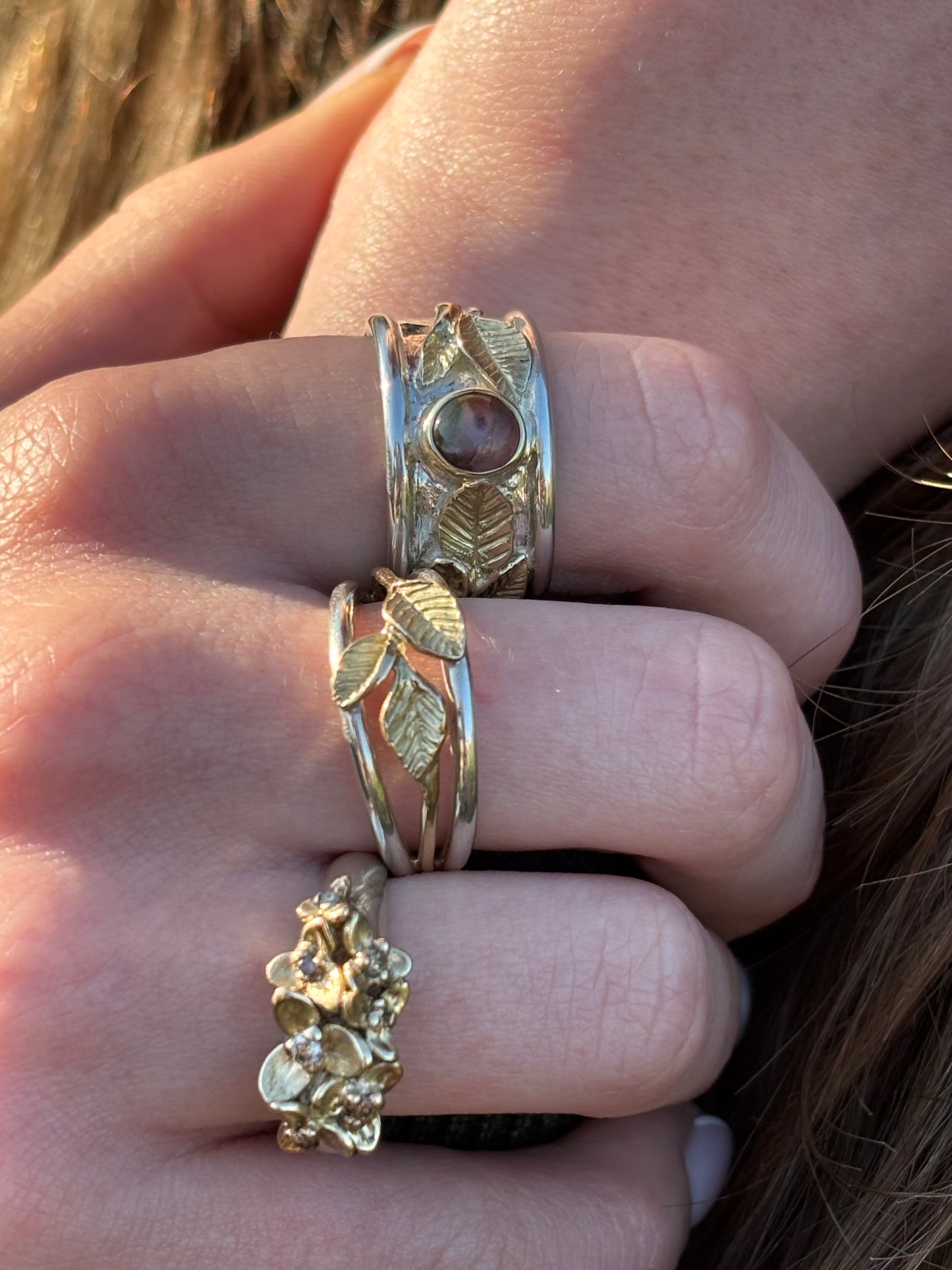 Goldring mit Blumen und Diamanten