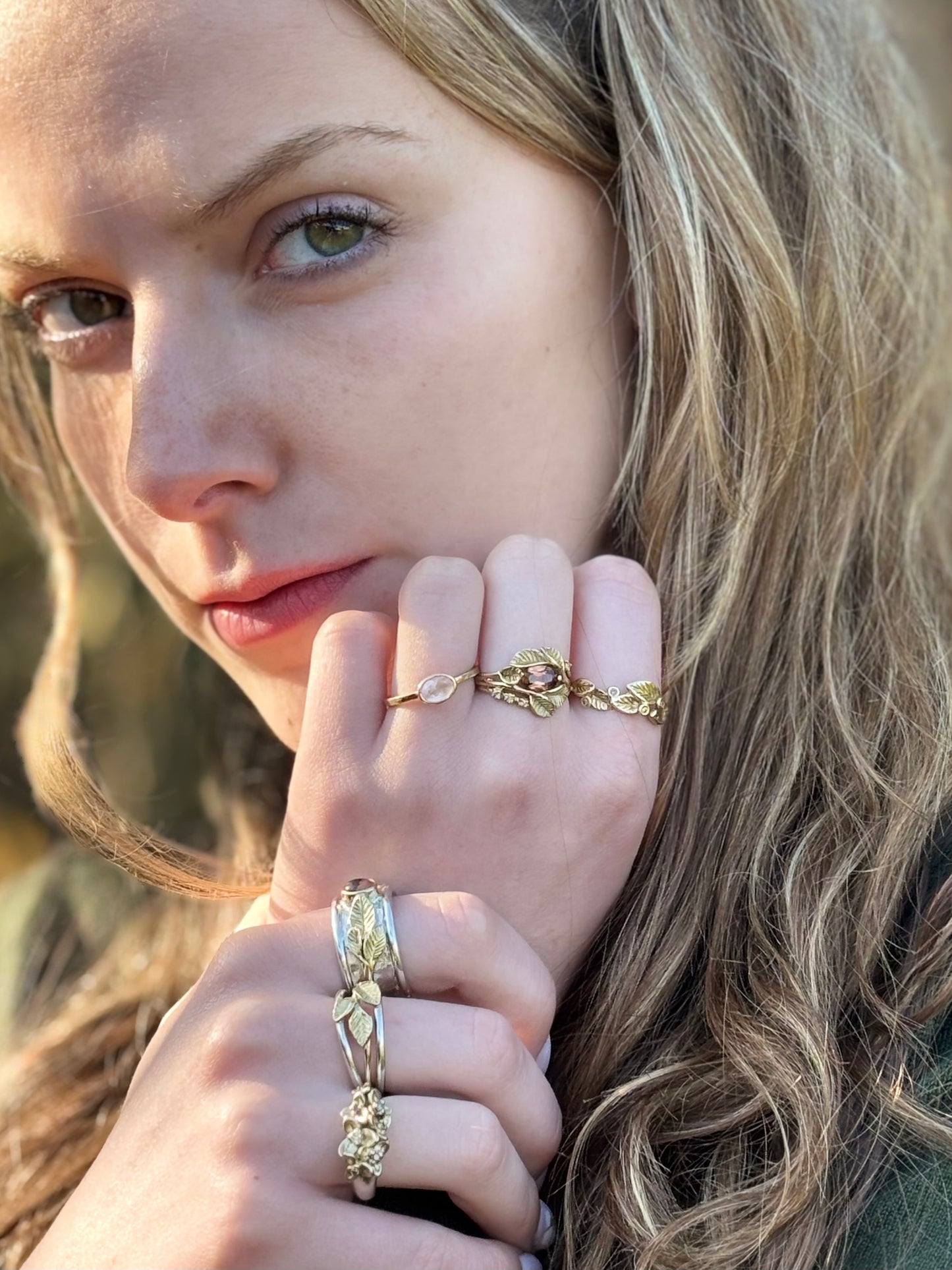 Goldring mit Blumen und Diamanten