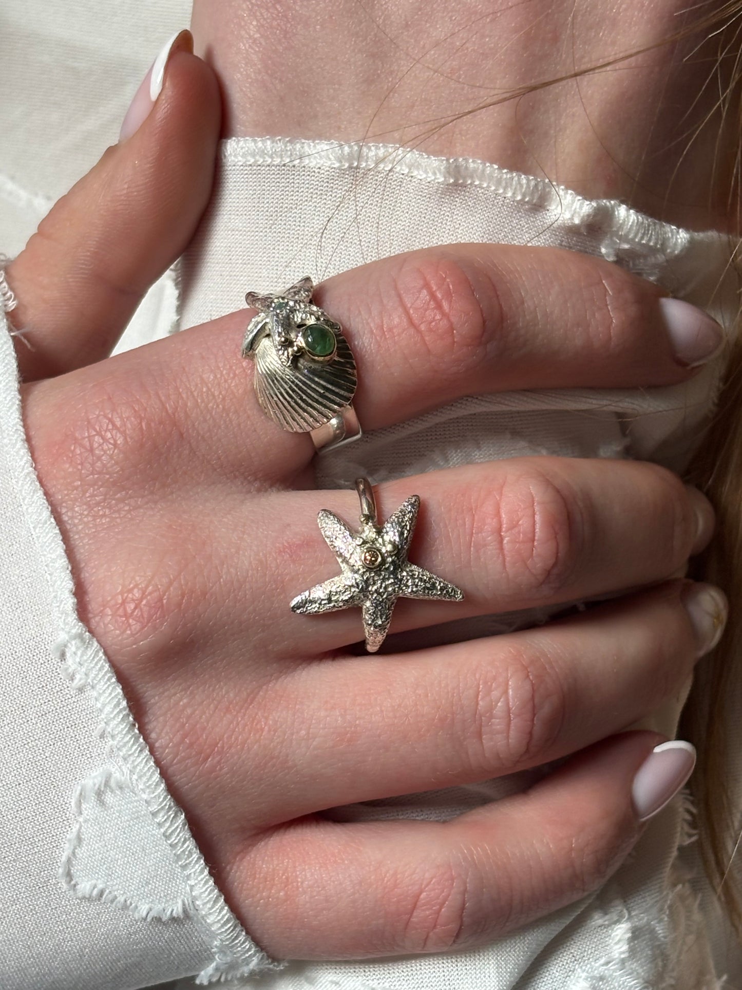 Reich verzierter Ring mit silberner Muschel und Seestern.