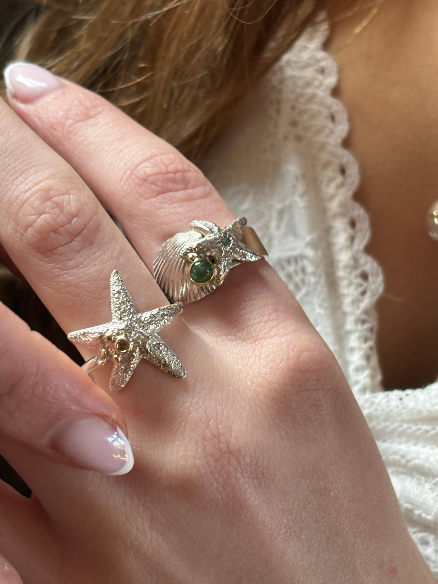 Reich verzierter Ring mit silberner Muschel und Seestern.