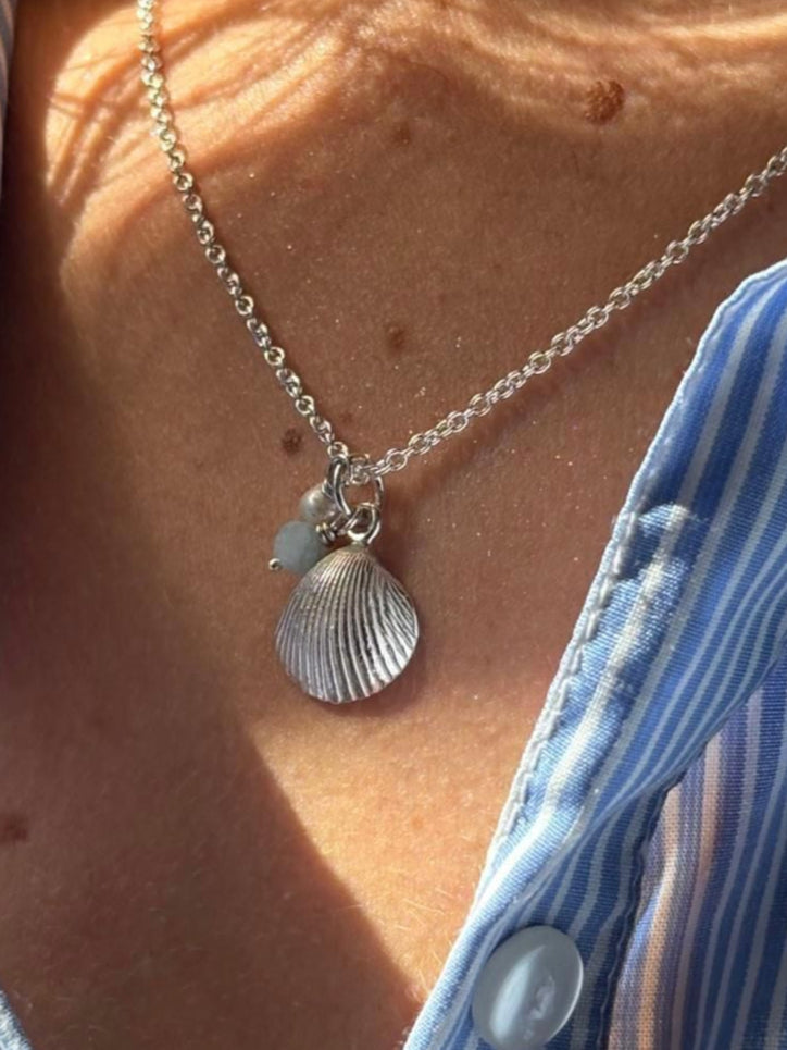Necklace with medium shell and larimar