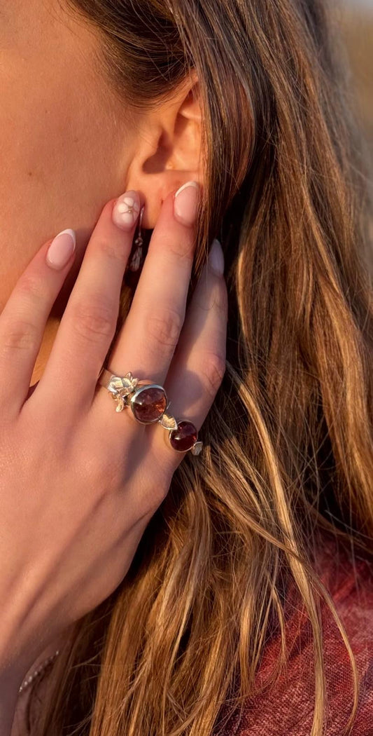 Nieuw in de webshop: Brede zilveren ring met dieproze toermalijn en bloemen