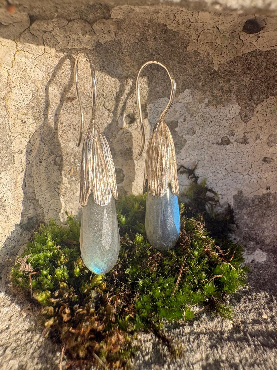 Nieuw in de winkel en webshop: zilveren oorhangers met labradoriet!!