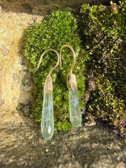Verkocht: prachtige oorhangers van goud met prehniet