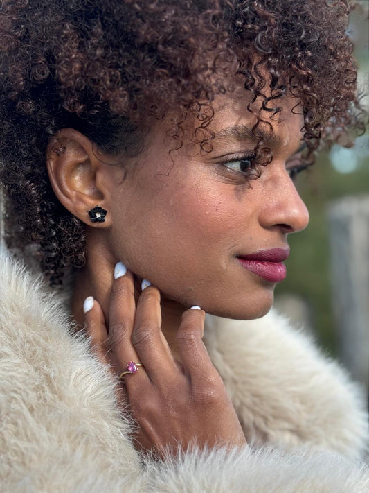 Nieuw in de webshop: Handgesneden oorstekers van onyx met diamant