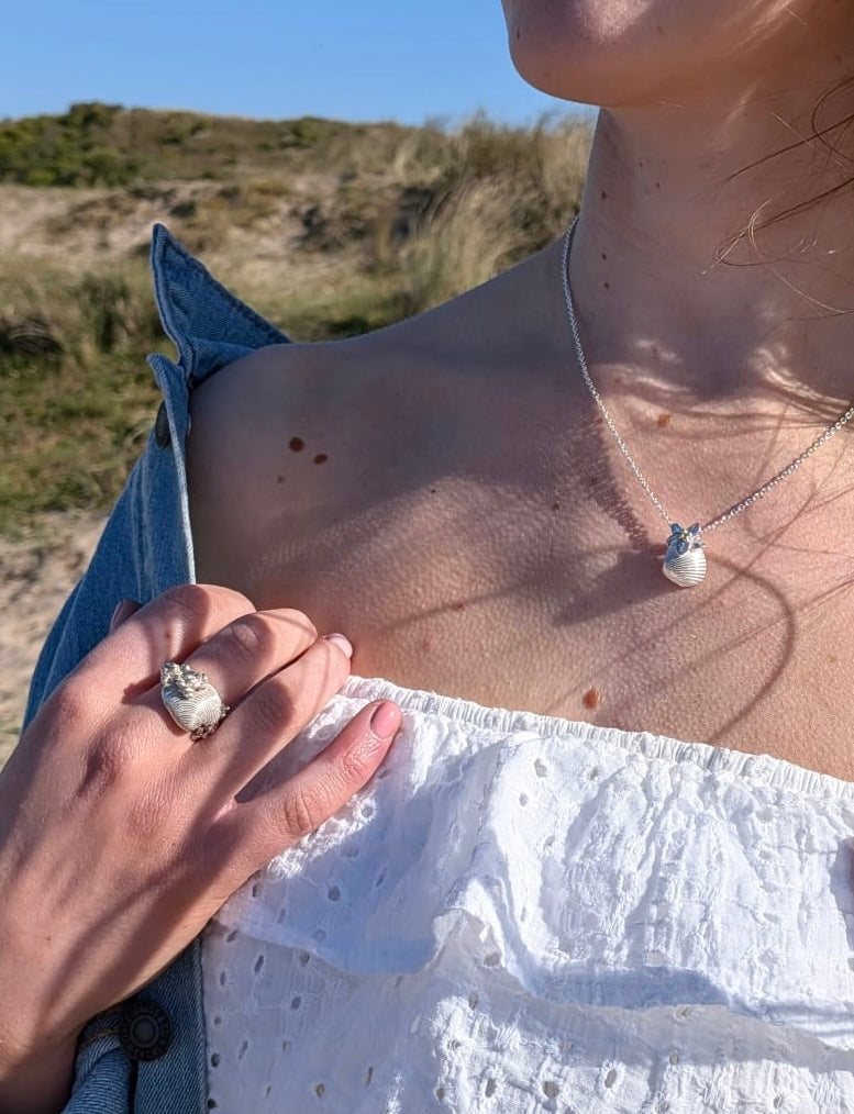 Shell pendant and matching necklace in silver and gold