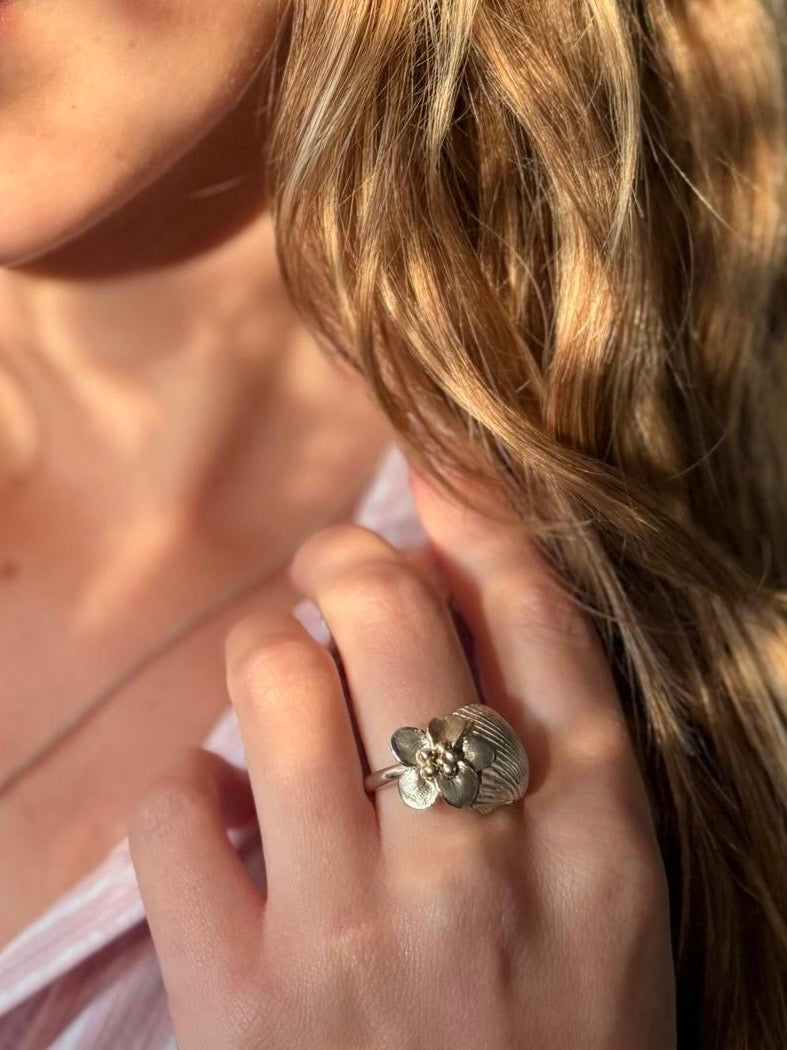 Ring zilver met schelp en gouden bloem
