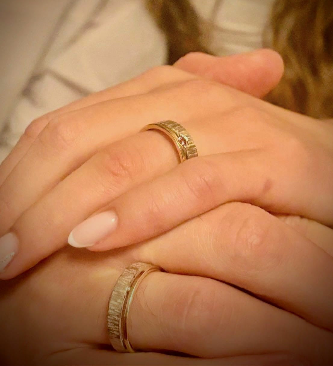 Trouwringen goud met zilver gehamerd