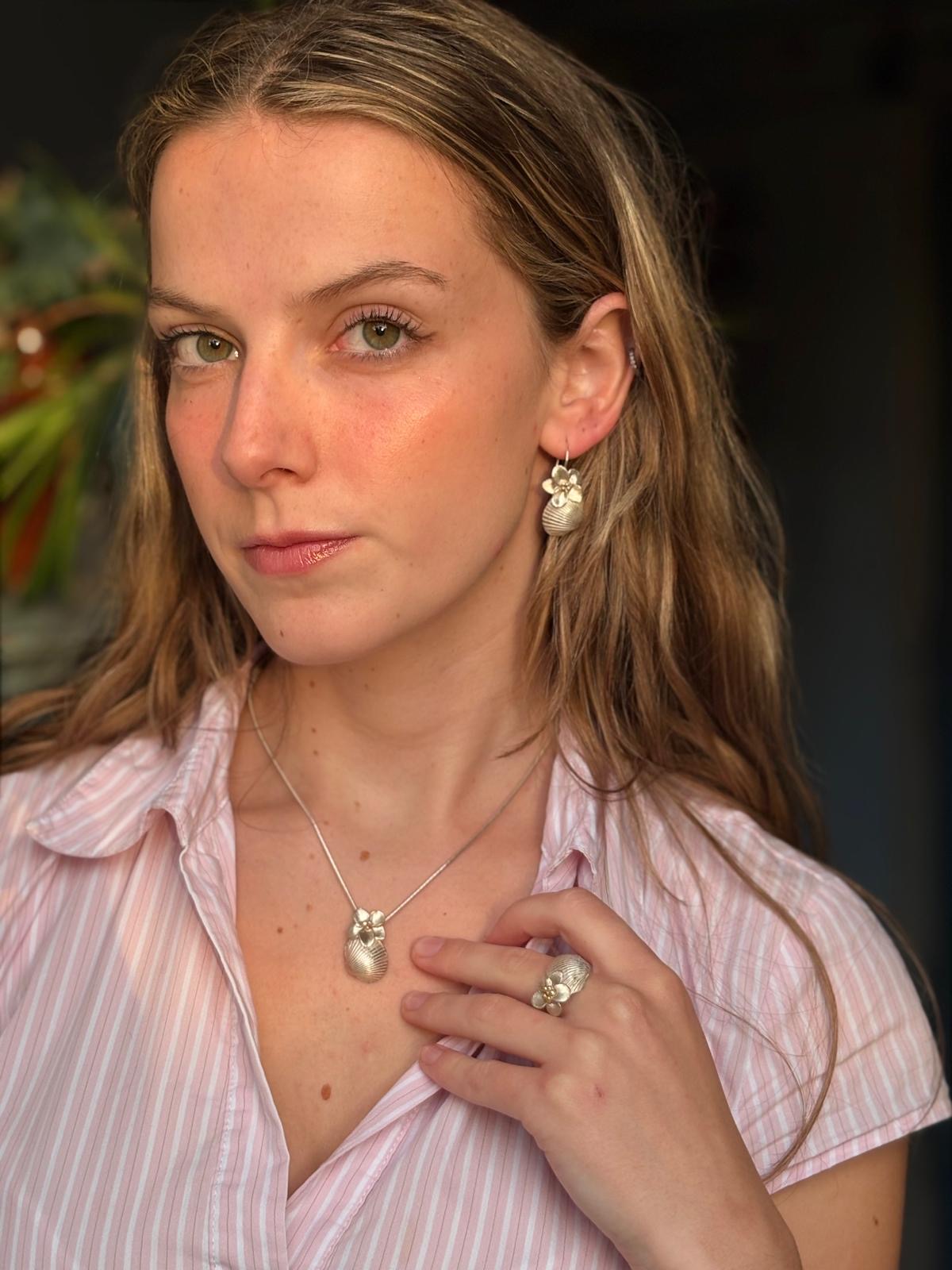 Ring zilver met schelp en gouden bloem