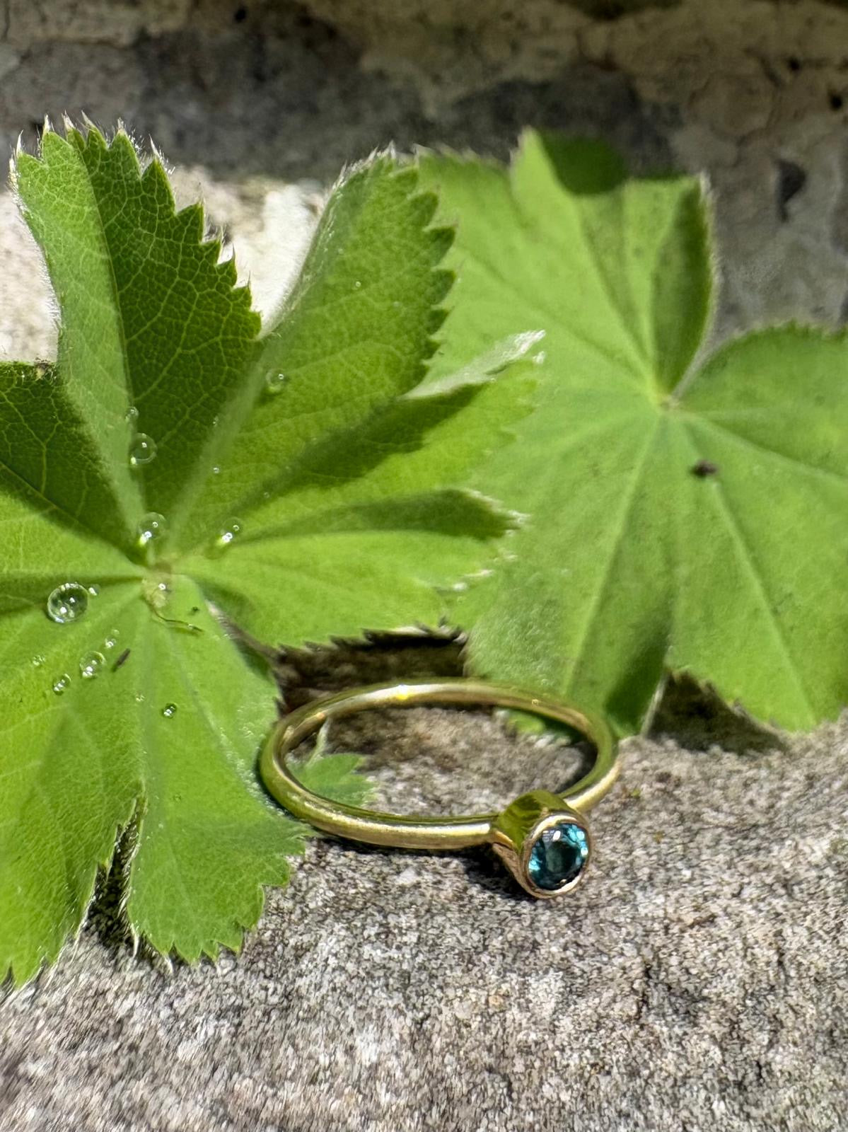 Fijne gouden ring met turqoise toermalijn