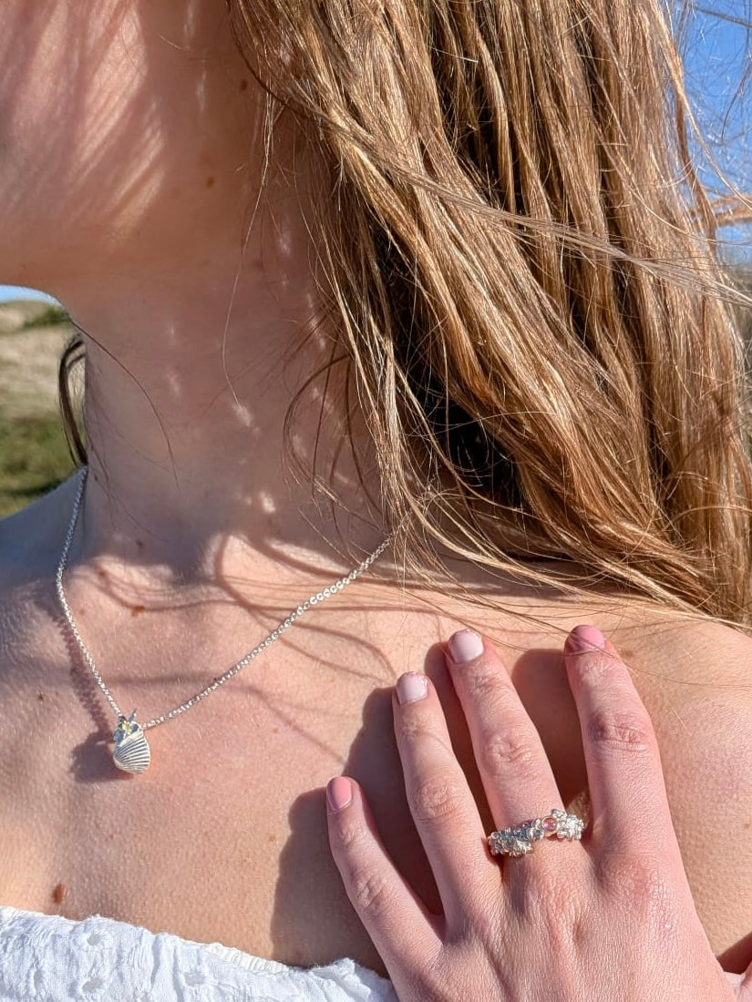 Pendant with shell and flower