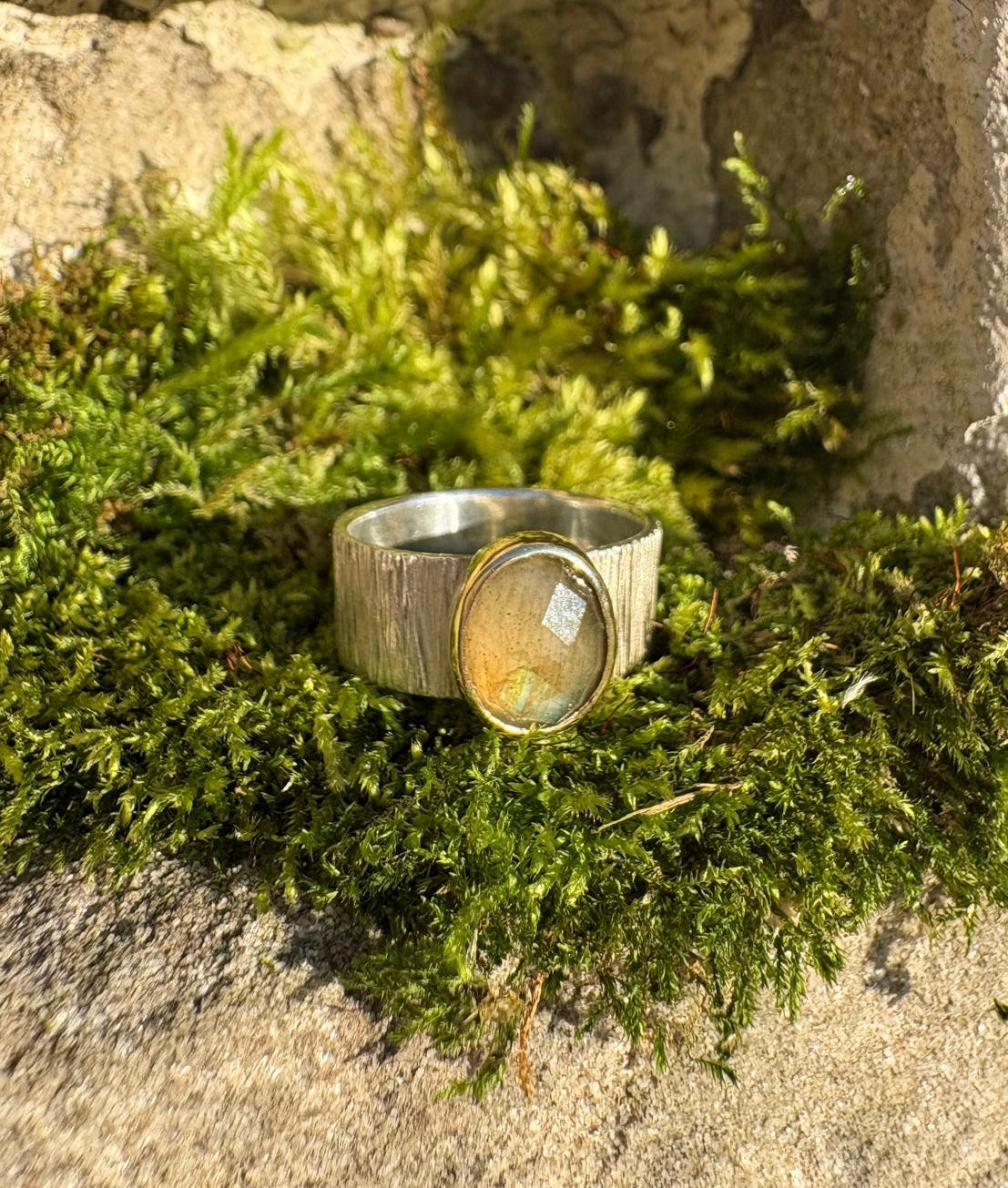 Silberner Ring mit Gold und Labradorit