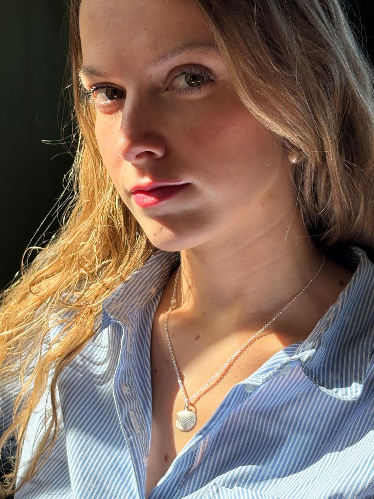 Silberanhänger mit Venusmuschel und Perle mittel