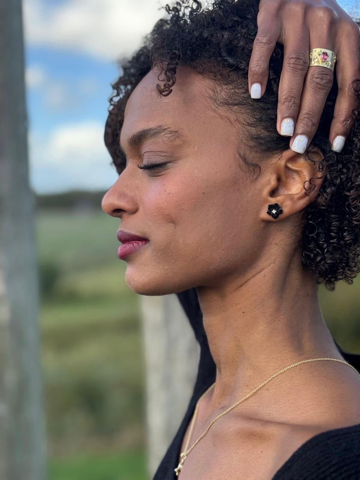 Oorstekers bloemen van onyx met diamant