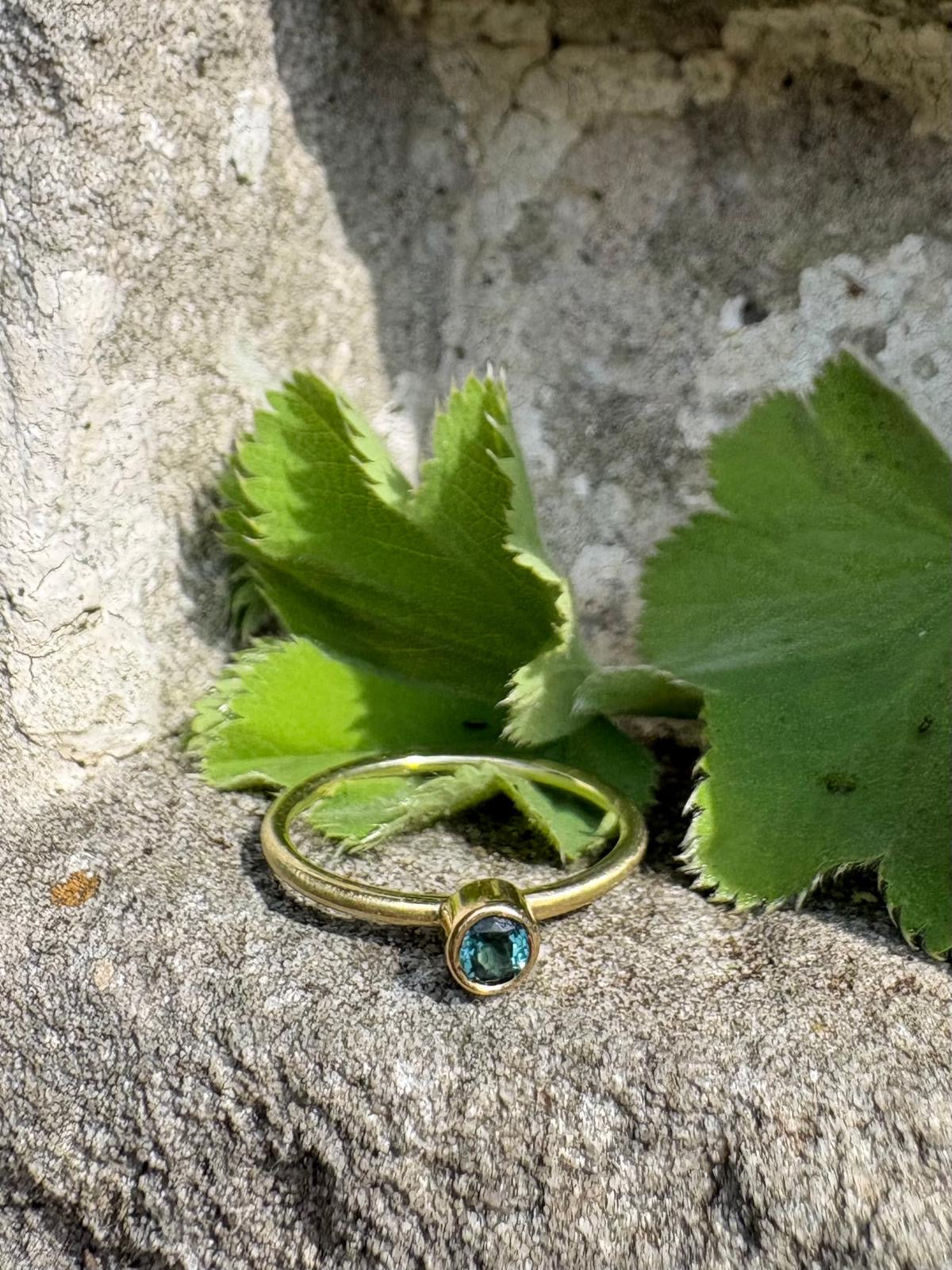 Fijne gouden ring met turqoise toermalijn