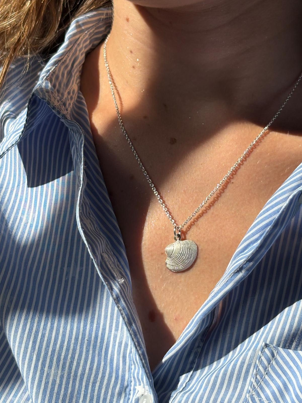 Silberanhänger mit Venusmuschel und Perle mittel