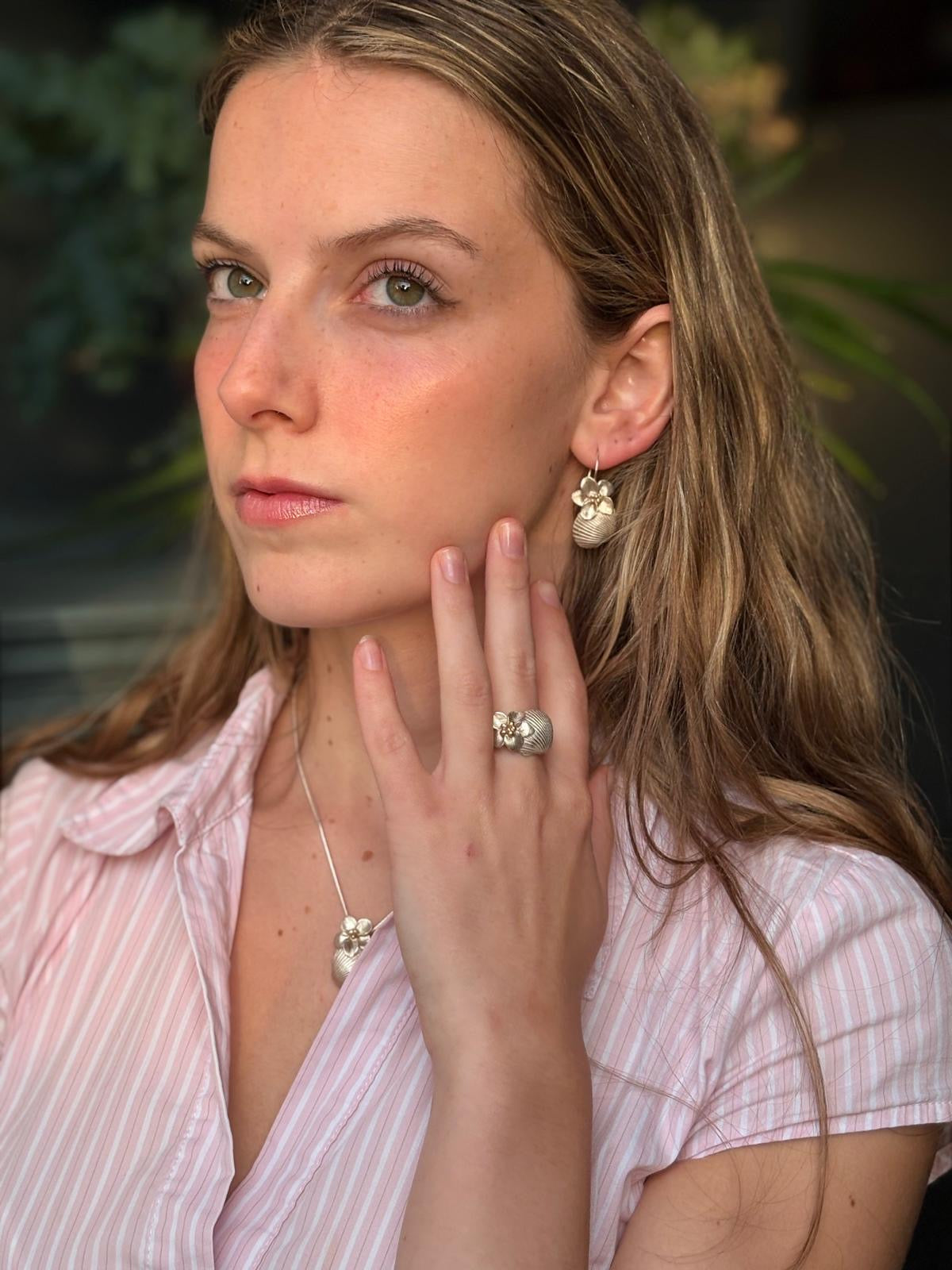 Ring zilver met schelp en gouden bloem