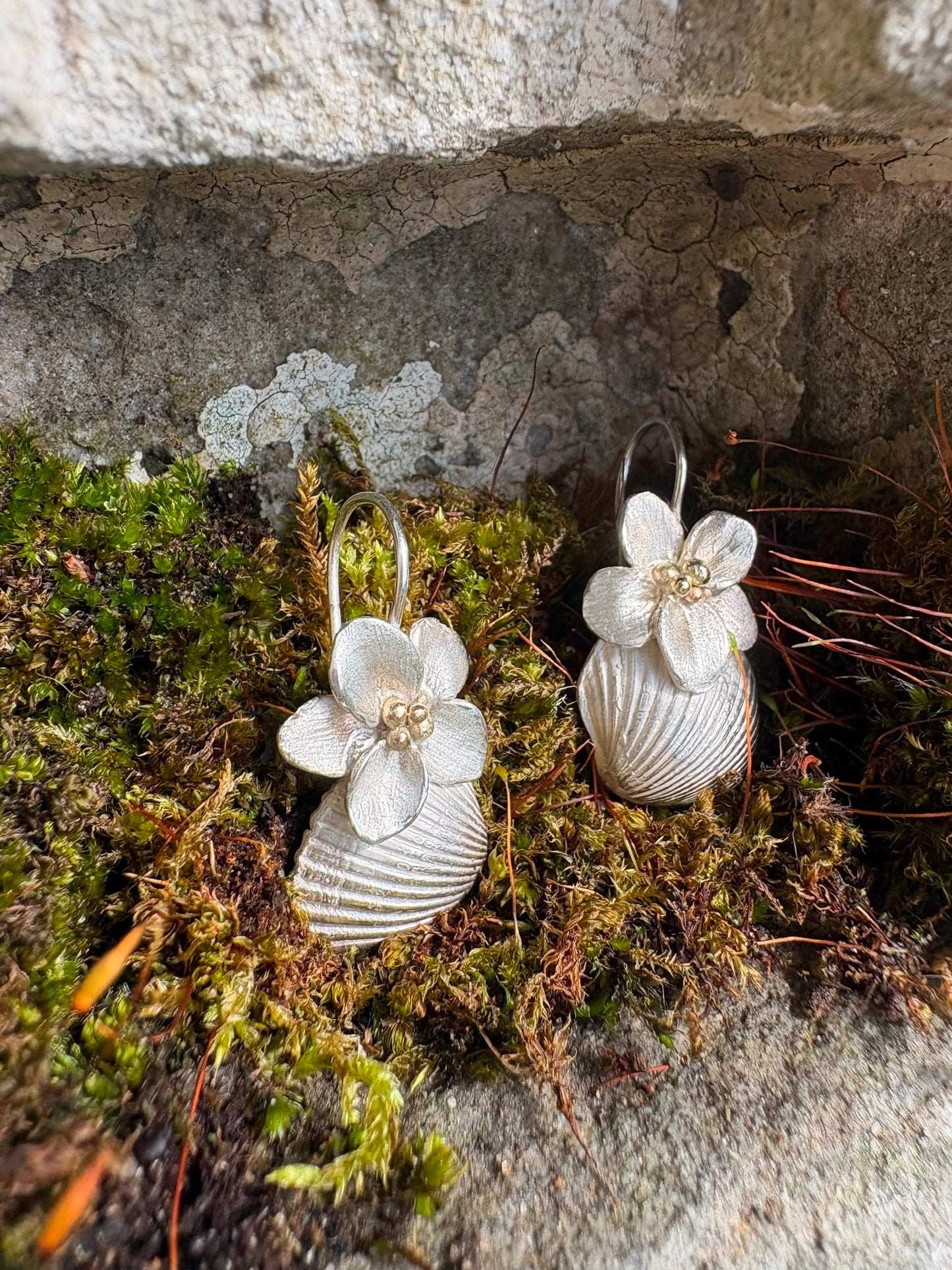Zilveren oorhangers met schelp en bloem met gouden bolletjes