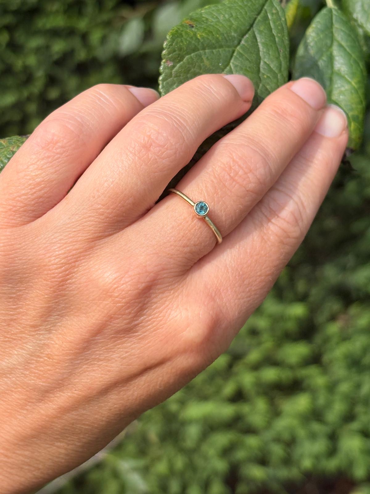 Fijne gouden ring met turqoise toermalijn
