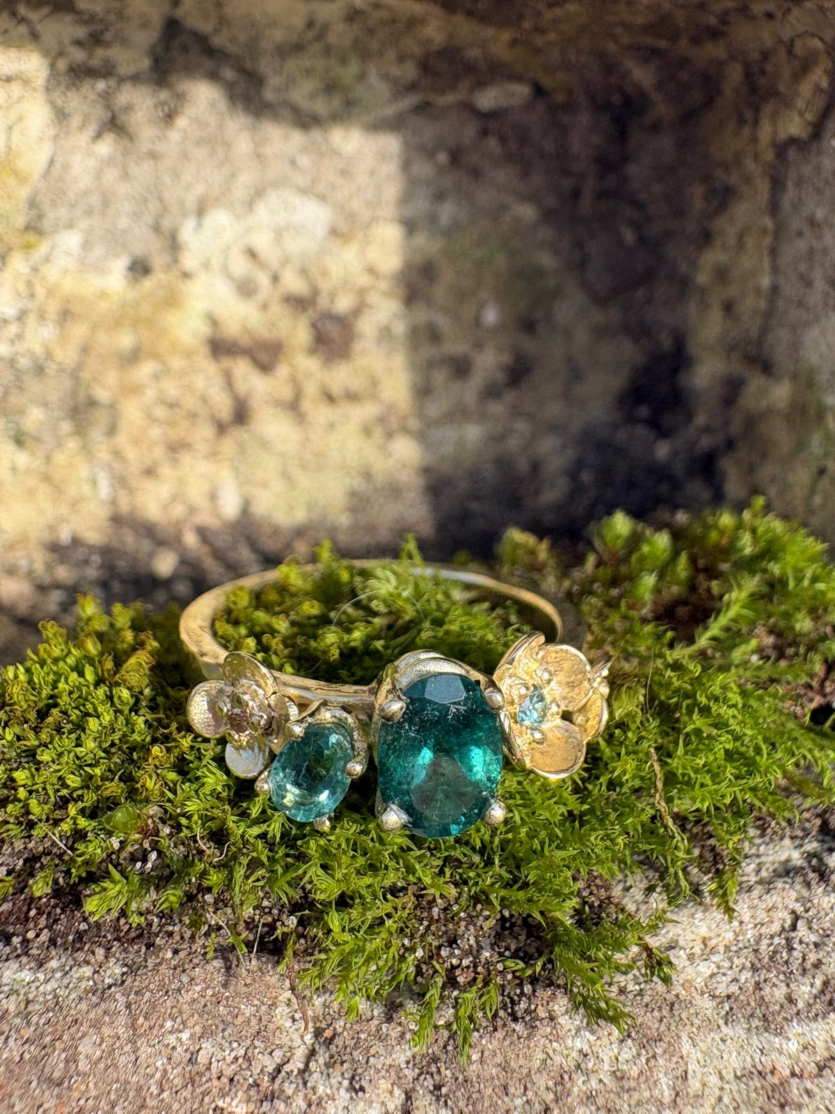 Verlobungsring aus Gold mit Turmalin, Blumen und Diamant.