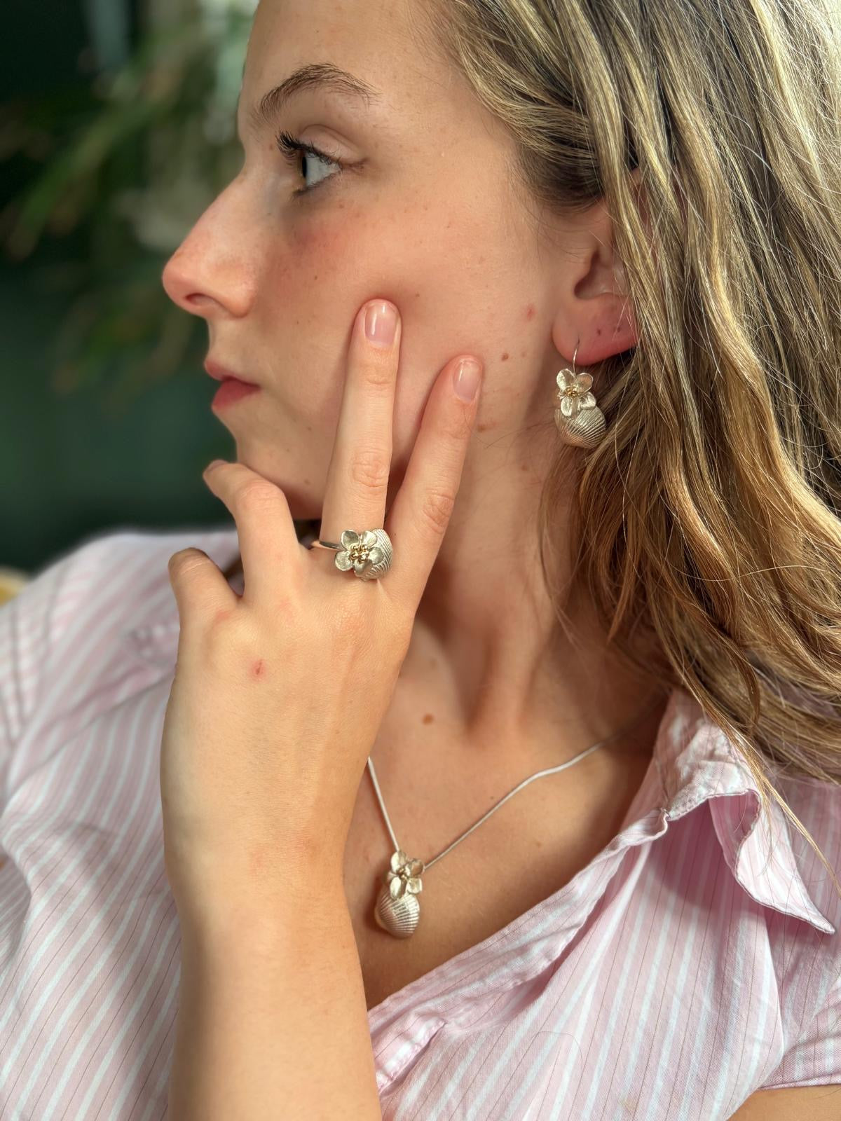 Ring zilver met schelp en gouden bloem