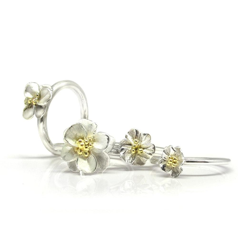 Silberner Blumenring mit goldenen Punkten.