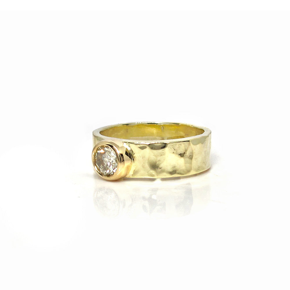 Breiter Goldring mit Diamant